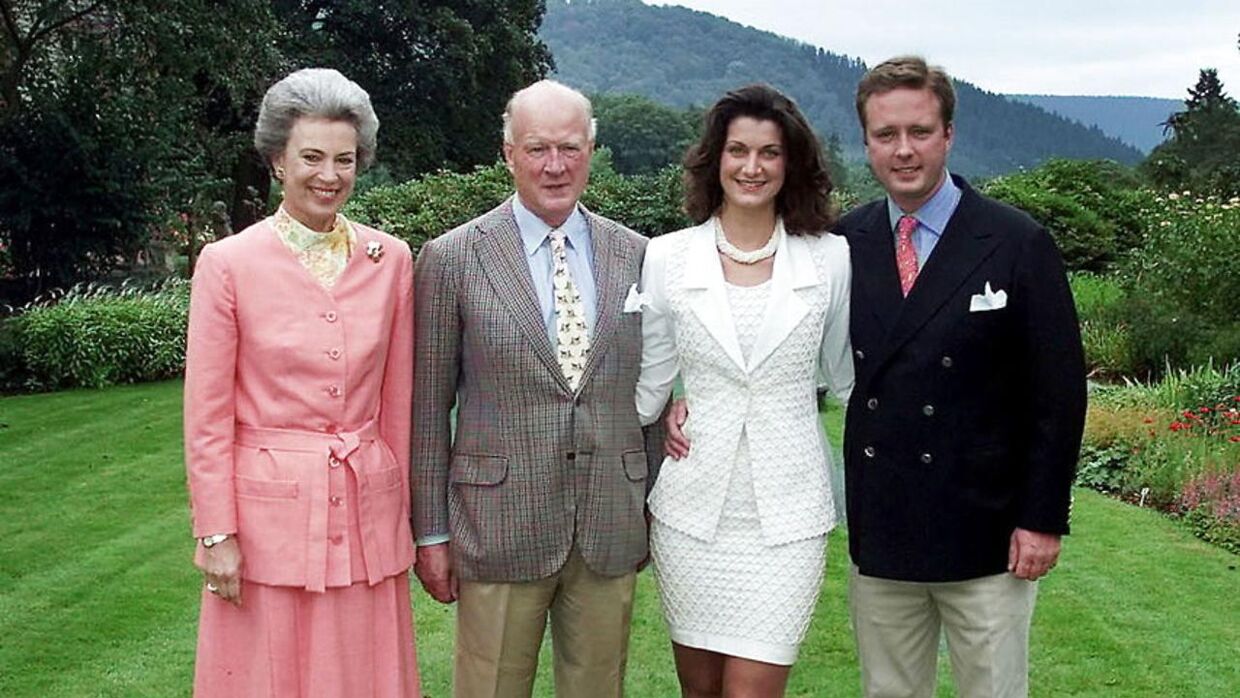 Prins Gustav af Berleburg. og hans forlovede Elvire de Rochefort på Berleburg. Slot fredag d. 25. aug. 2000. Med Gustavs forældre Prinsesse Benedikte (tv) og Prins Richard.