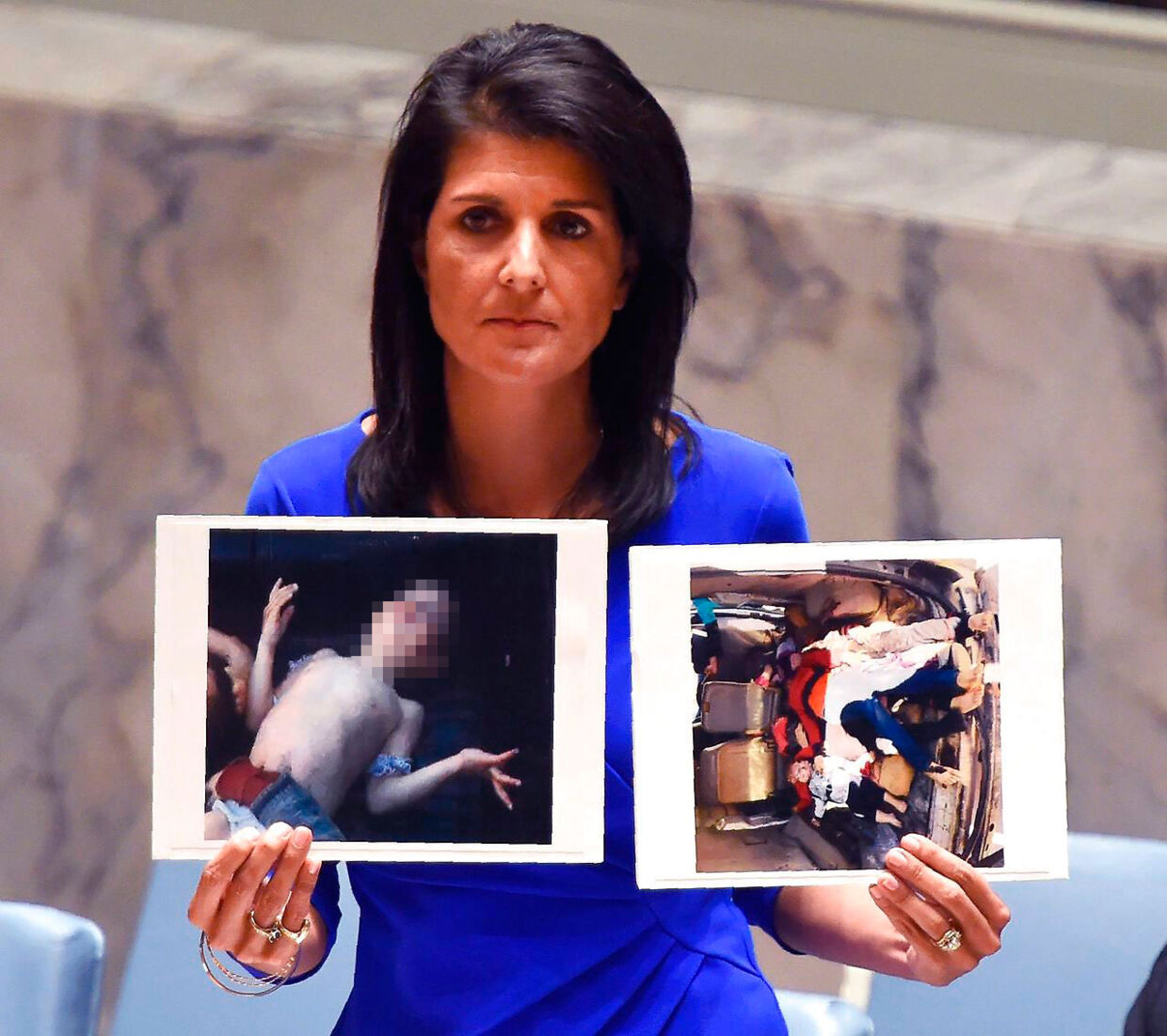 Nikki Haley fremviser billeder af ofrene for gasangrebet i Syrien i FN's Sikkerhedsråd.