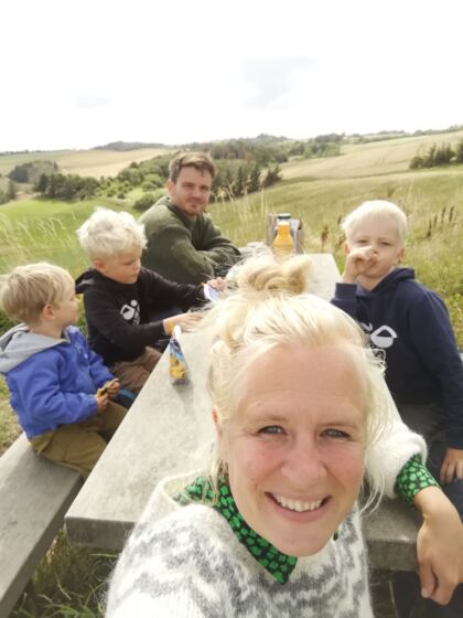 Camilla giver sine bedste tips til Djursland. Her er hun i den skønne natur sammen med manden Per deres tre drenge på 9, 7 og 4 år. (Privatfoto)