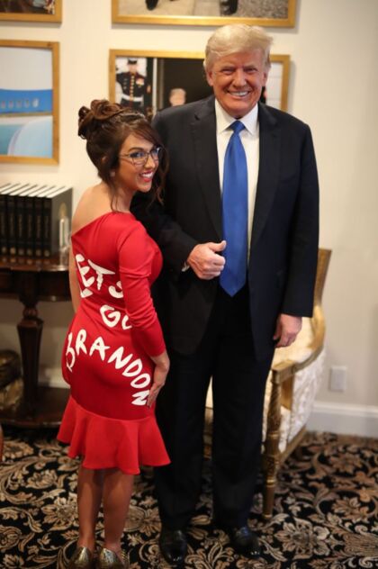 Lauren Boebert iført en 'Let's go Brandon'-kjole sammen med tidligere præsident Trump.