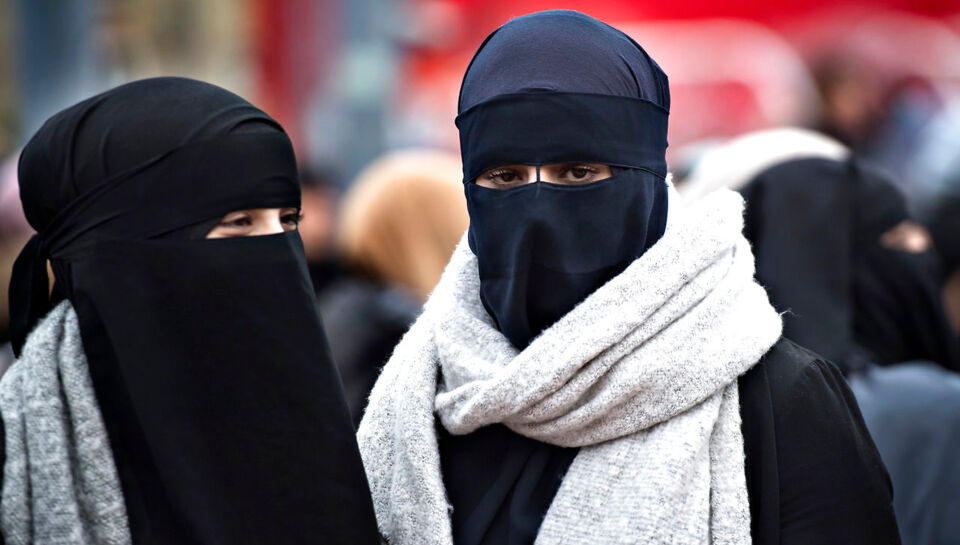 Niqab-klædte kvinder ind på Christiansborg: I må gerne protestere mod maskeringsforbud - I maskeringen | BT Politik - www.bt.dk
